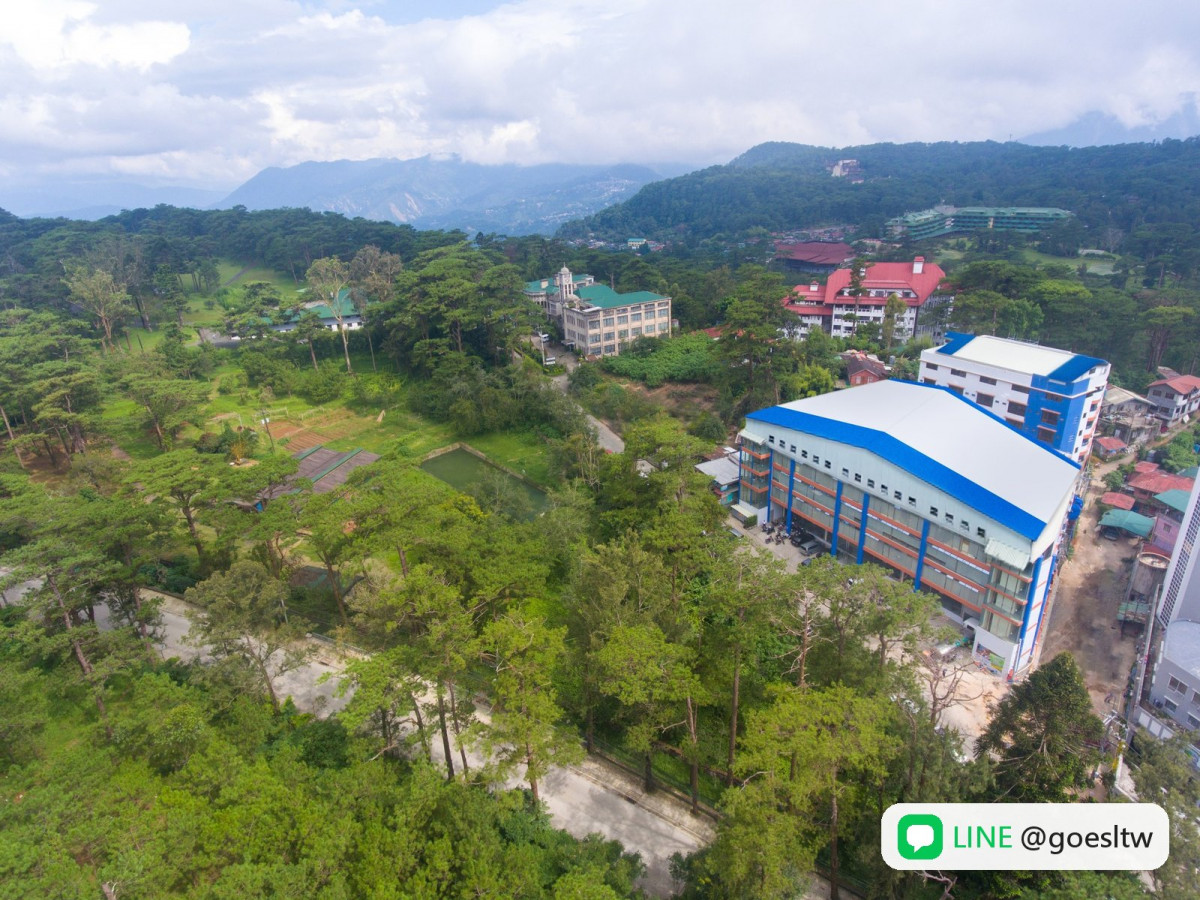 PINES 校舍空拍，四周是碧瑤松林與山景