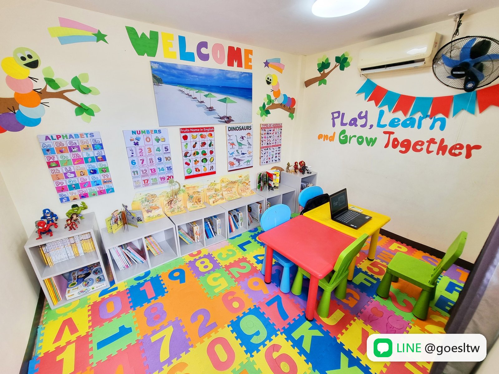 CIJ 幼兒教室的彩色地墊與小桌椅