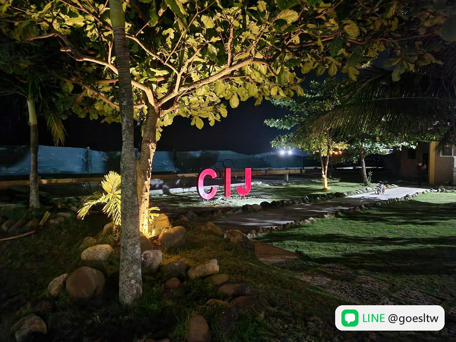 CIJ 校園夜晚的花園與紅色 CIJ 字樣