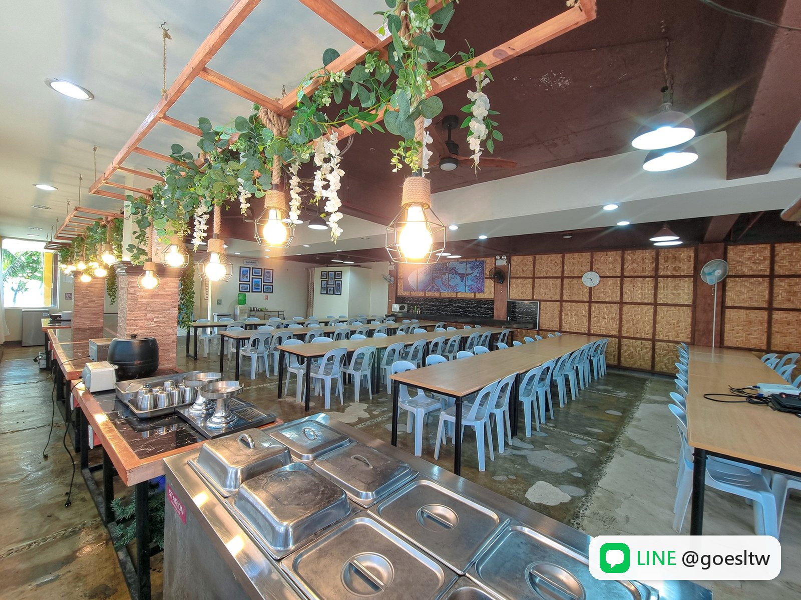 CIJ 餐廳的自助餐檯與用餐區