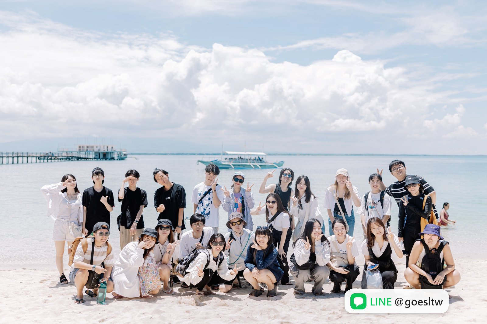 EROOM 週末到 Lakawon 島出遊,學生在白沙灘合照