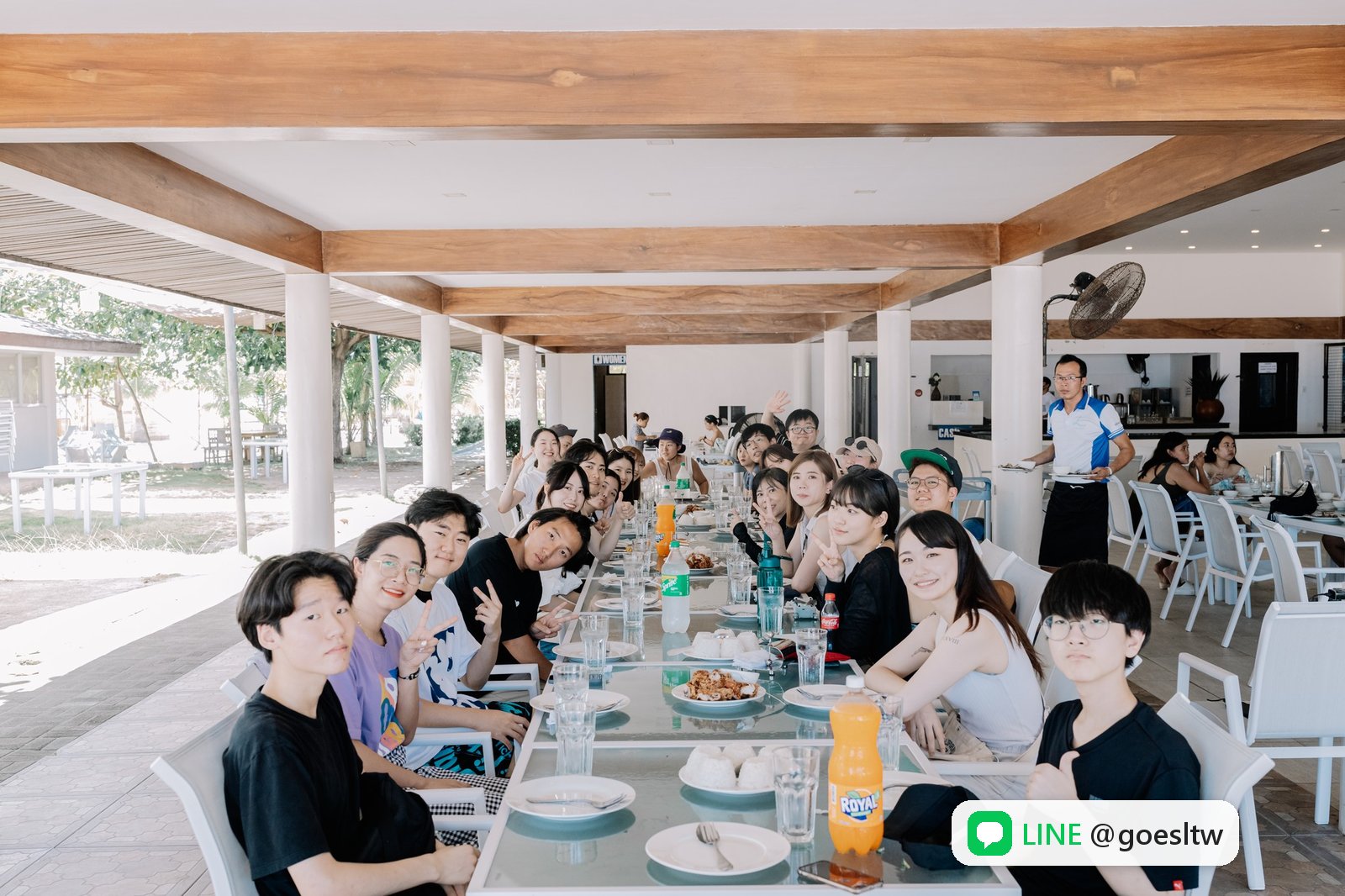 EROOM Lakawon 島出遊,學生在海邊餐廳一起用餐