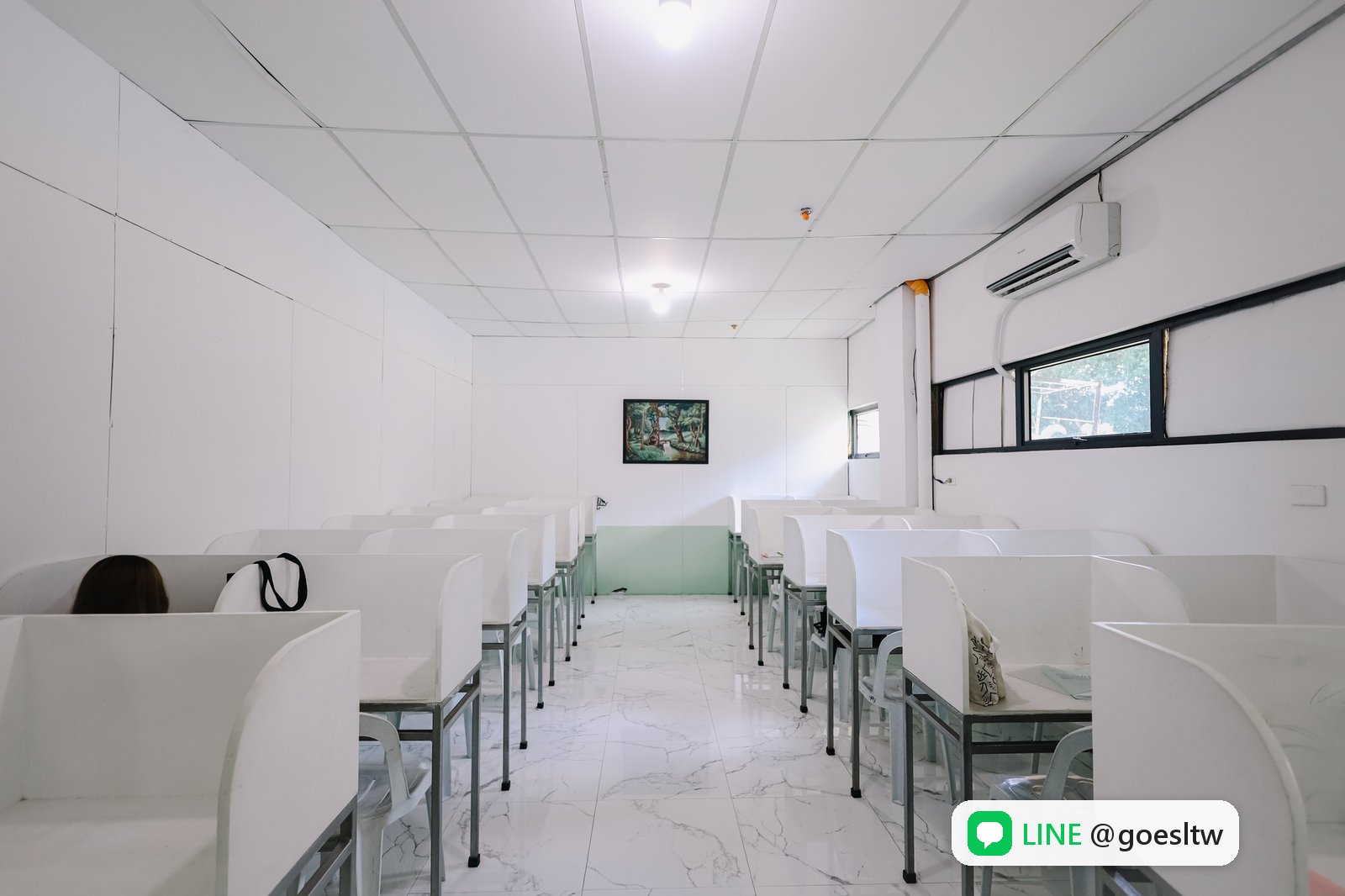 EROOM 自習室的隔板個人座位
