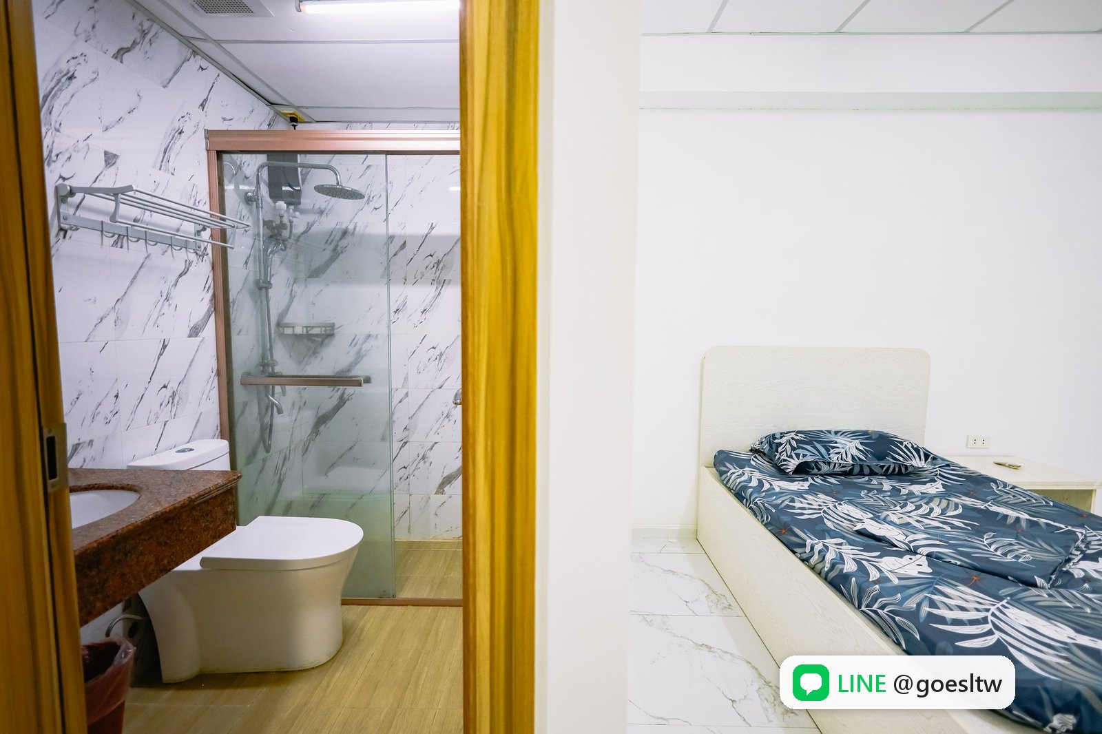 EROOM 宿舍單人房,床邊就是房內衛浴