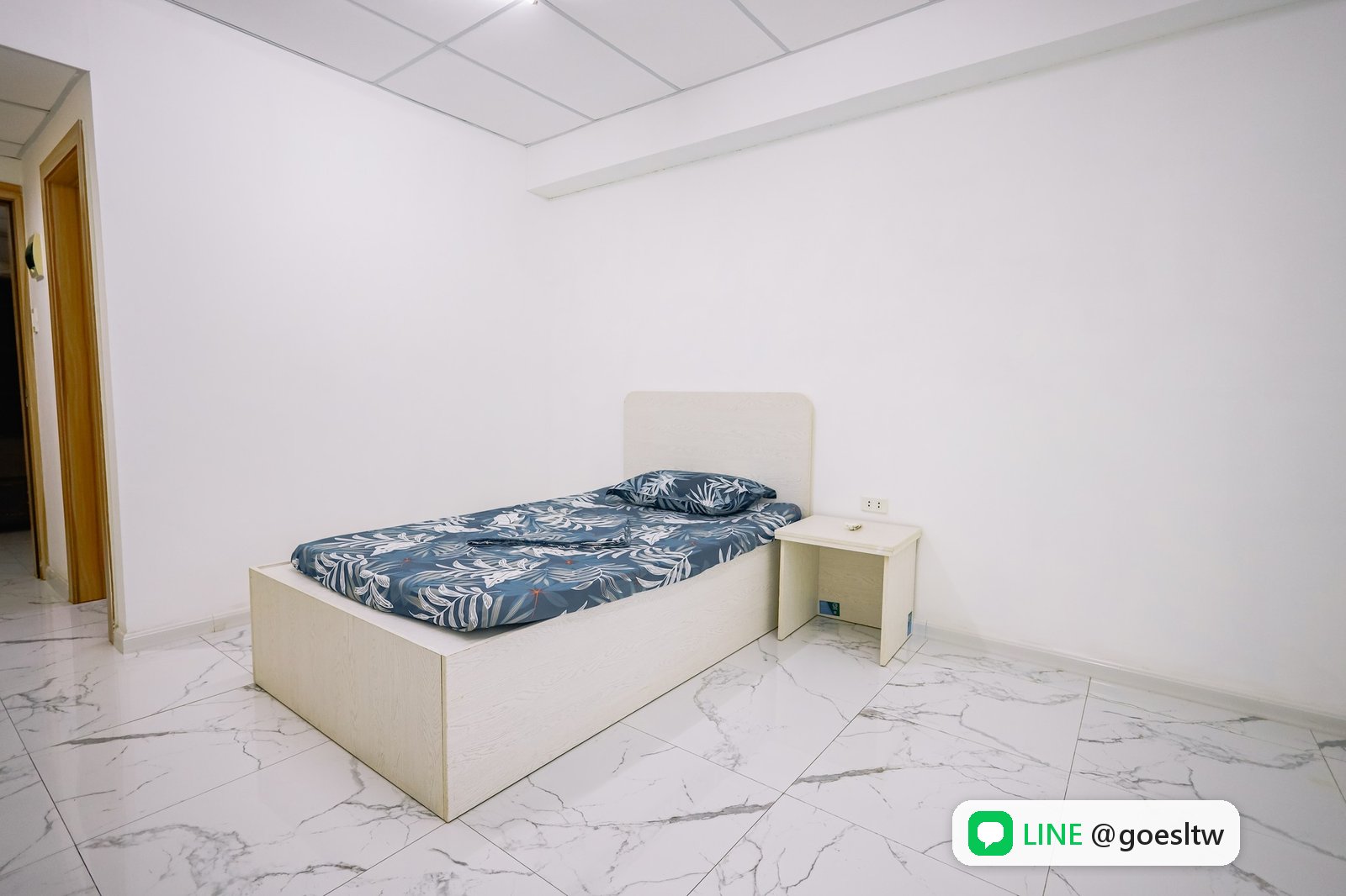 EROOM 宿舍單人房全景:單人床與床頭櫃