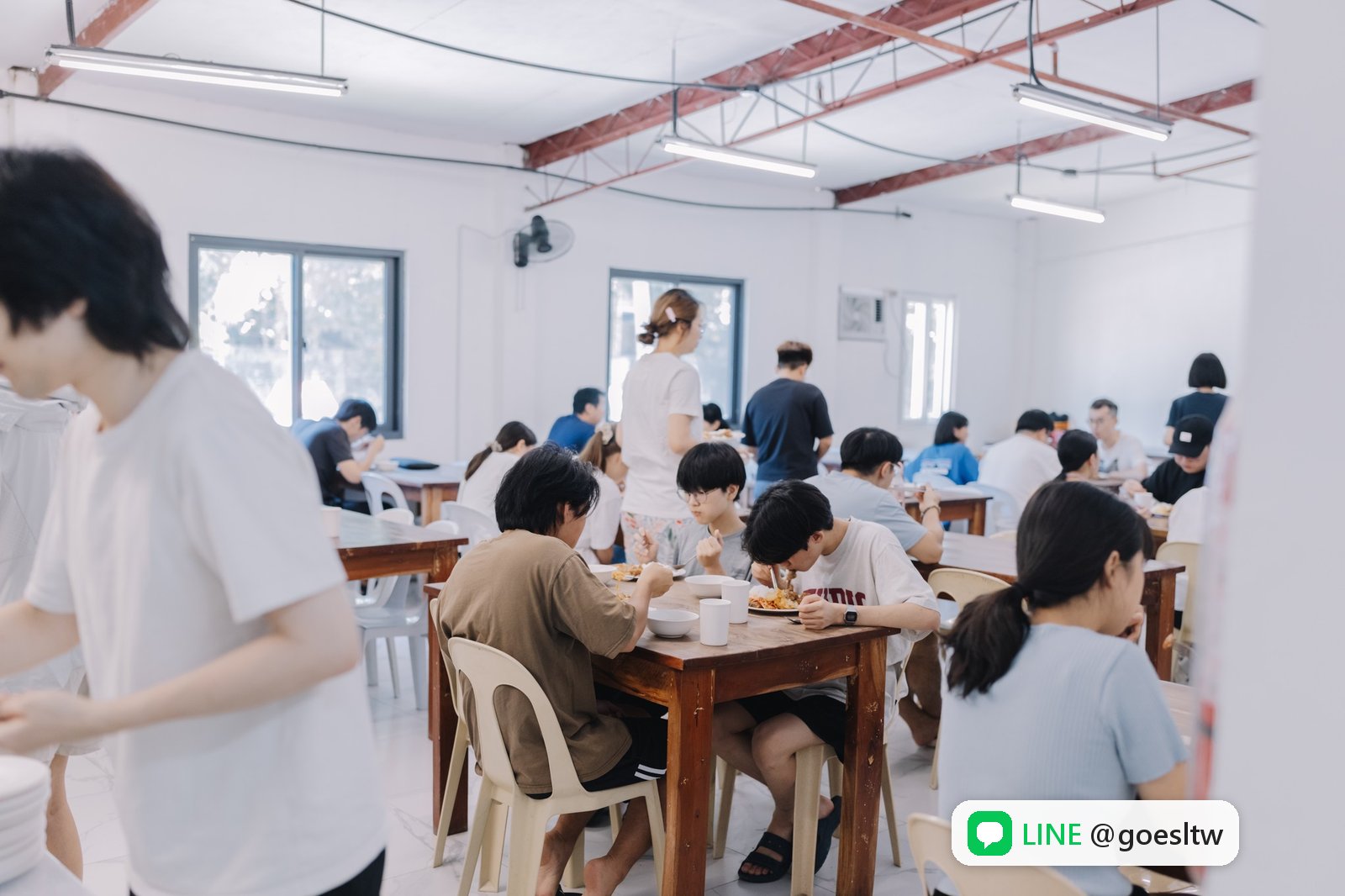 學生在 EROOM 餐廳用餐