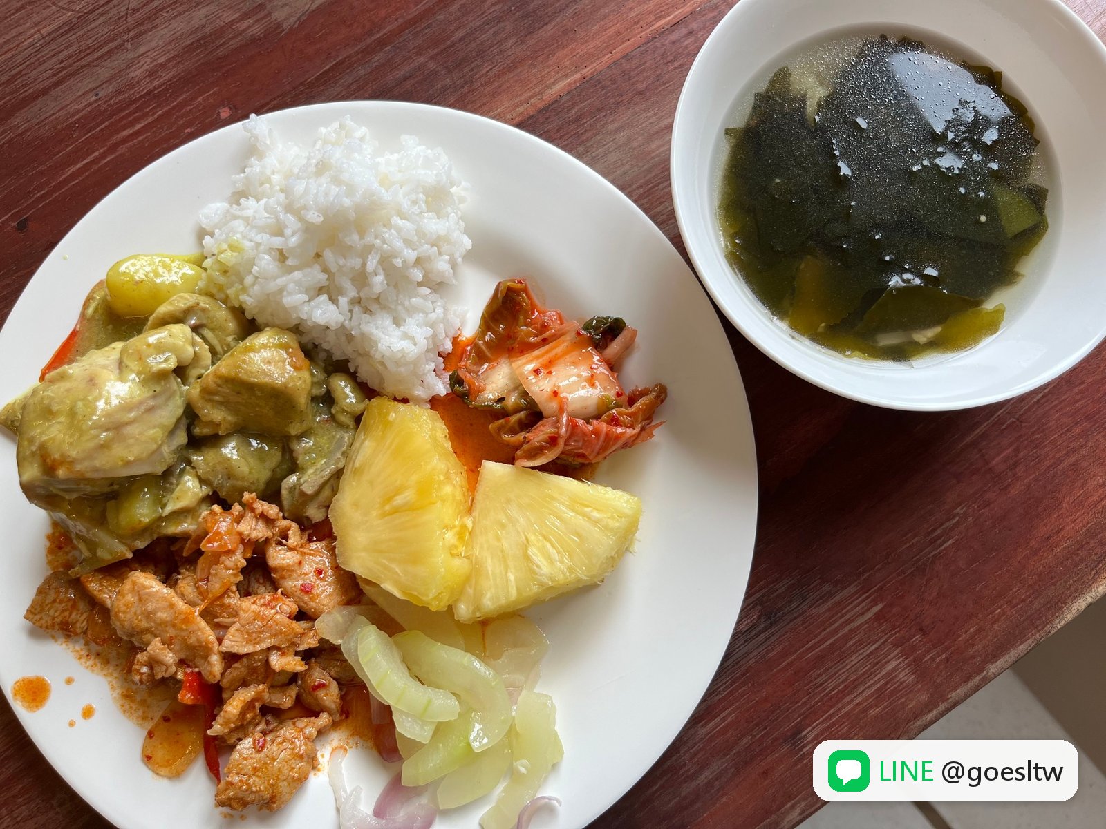 EROOM 餐廳的一餐:白飯、配菜、水果與湯