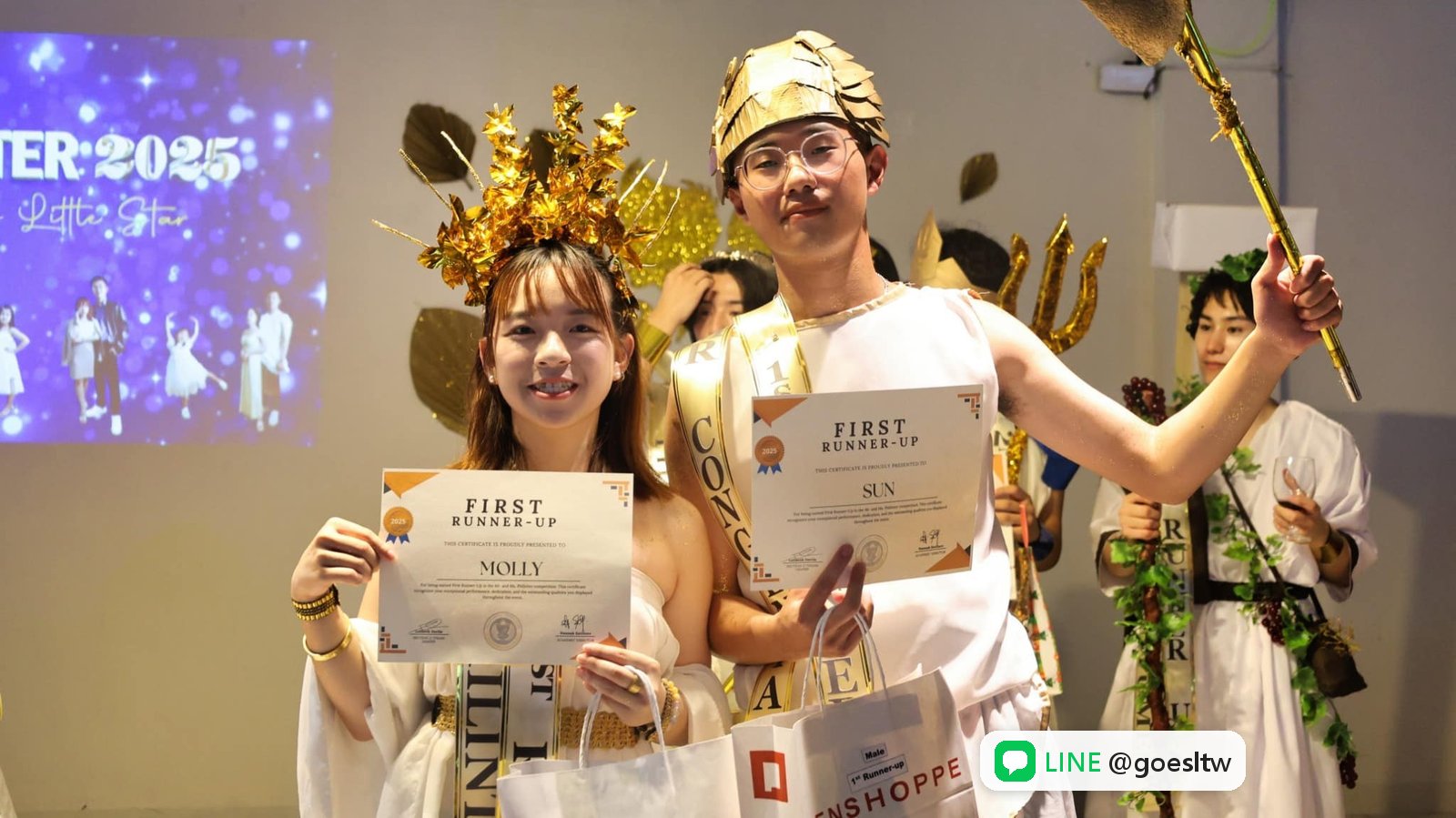 PHILINTER English Day 活動,穿戲服的學生拿獎狀合照