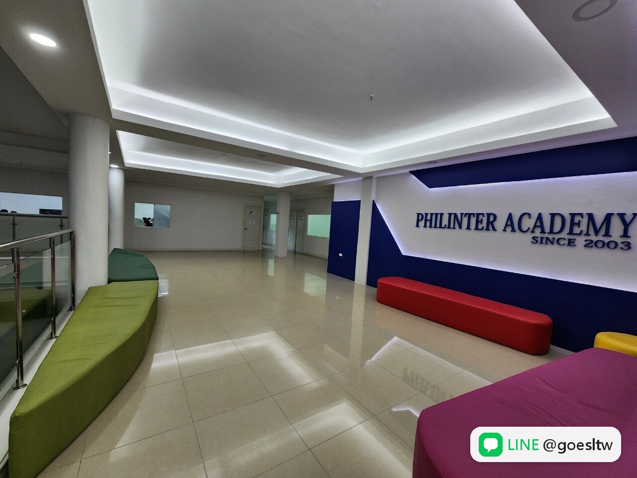 二樓大廳的 PHILINTER ACADEMY 校名牆