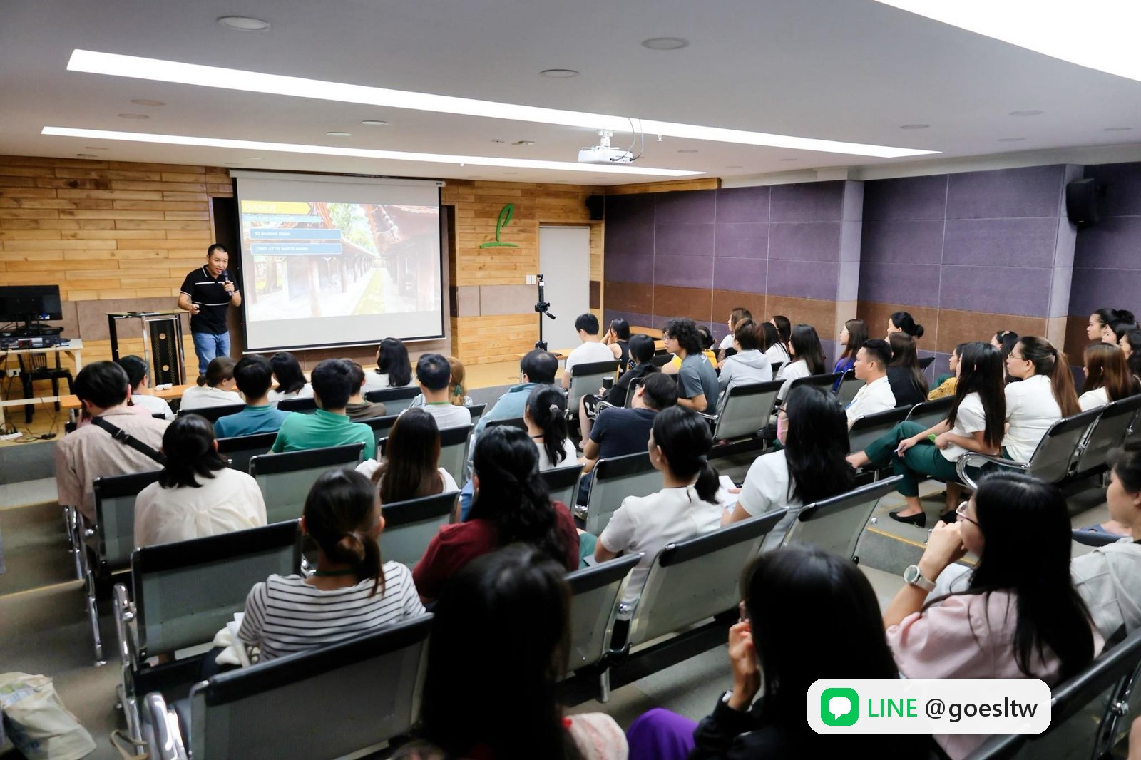 PHILINTER 進階商用英語的英文簡報,視聽教室坐滿聽眾