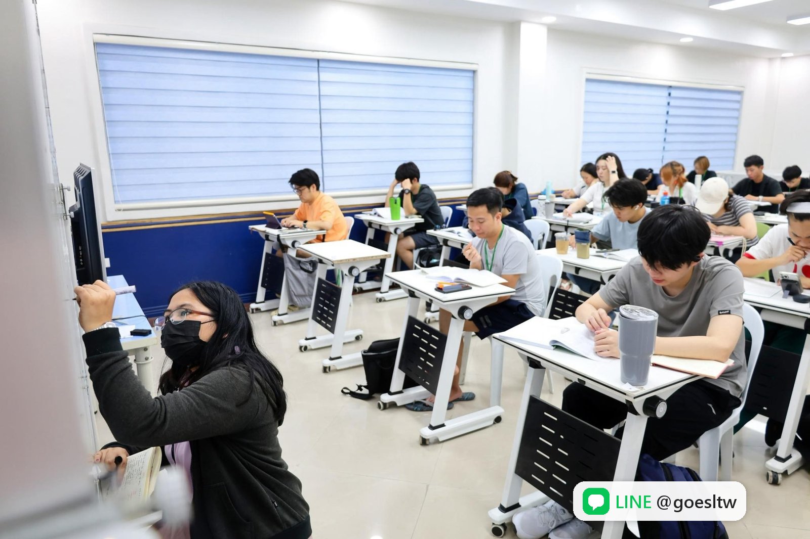 PHILINTER 晚間時段,學生在教室裡各自寫題目