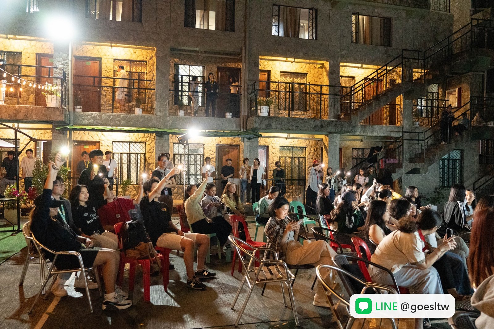 JIC 挑戰校區歌唱比賽當晚,學生在校舍前看表演
