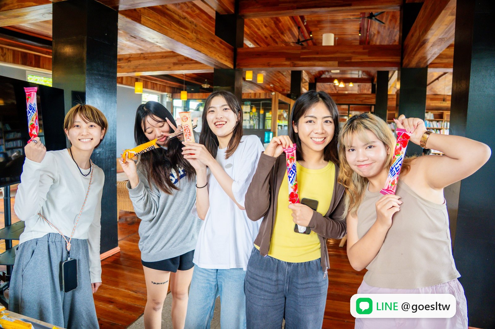 JIC 高級校區美食日,學生在餐廳合影