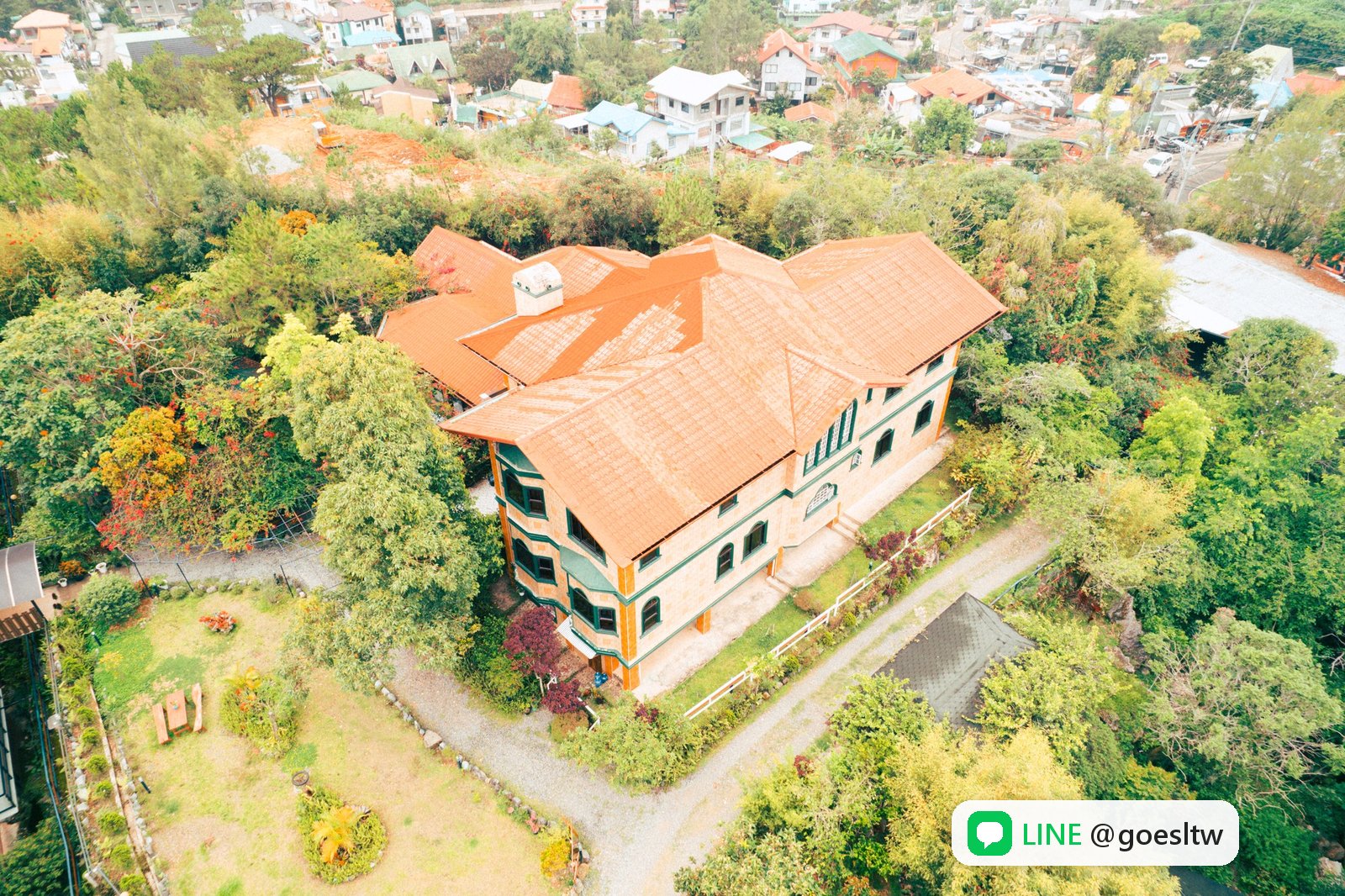 JIC 高級校區空拍,橘色屋頂校舍與花園