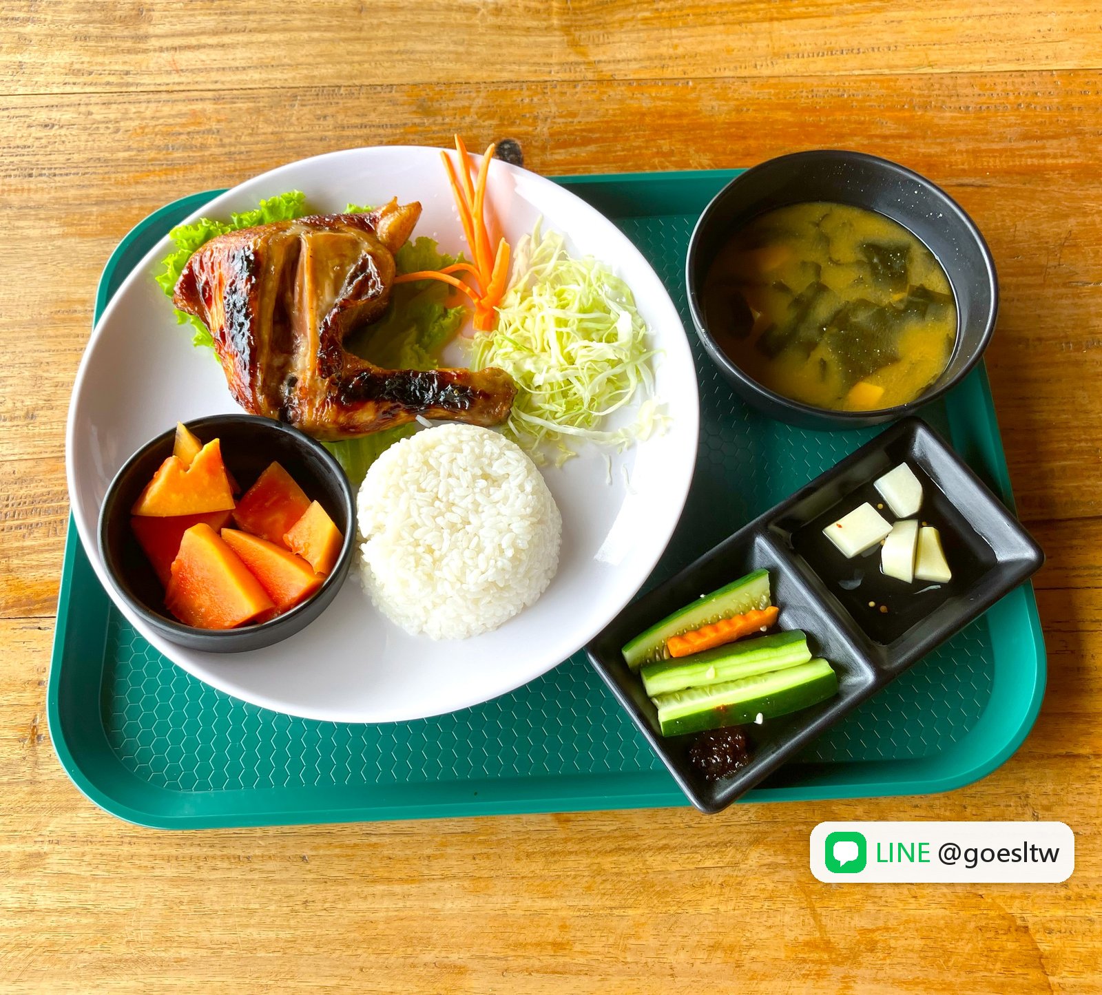 JIC 挑戰校區的一餐:烤雞腿、白飯、湯與水果