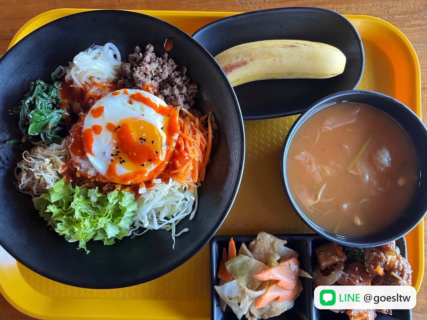 JIC 高級校區的一餐:拌飯、湯、小菜與香蕉