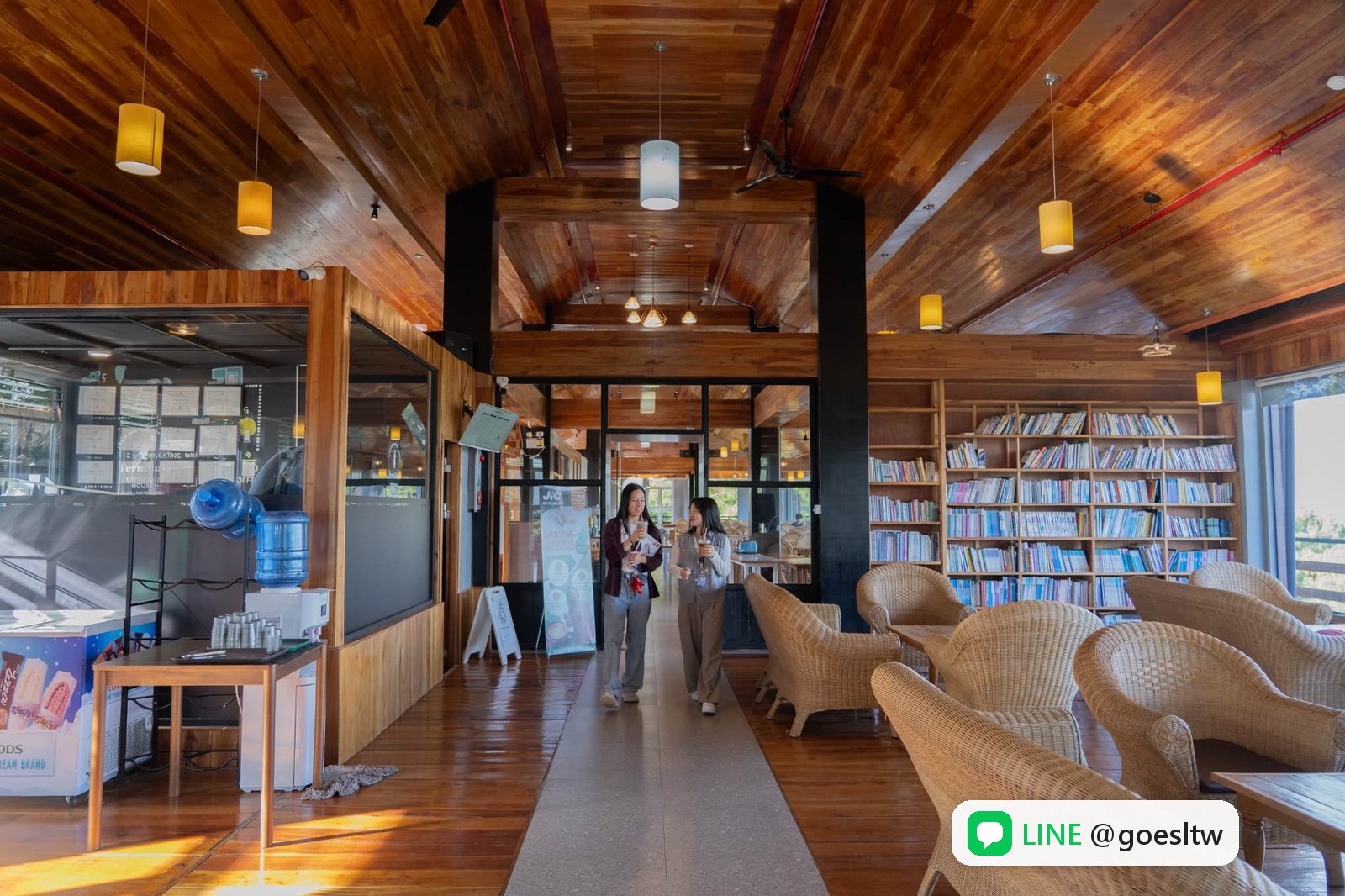 JIC 高級校區餐廳的書櫃與藤椅座位區