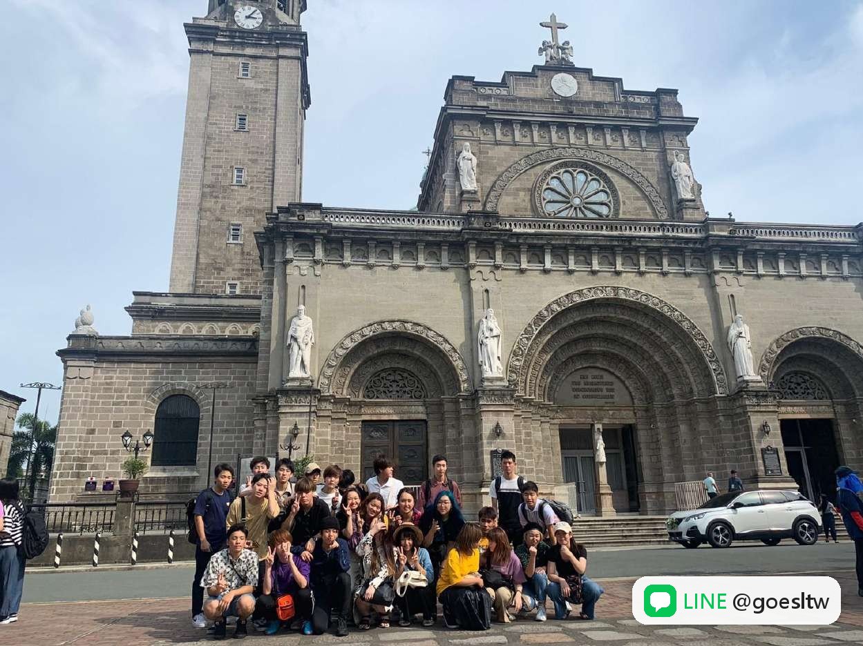 Enderun 城市觀光,在馬尼拉大教堂前大合照