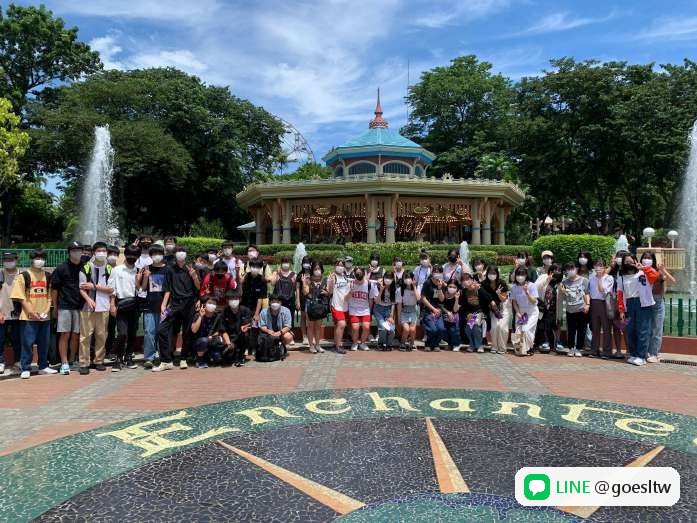 Enderun 在 Enchanted Kingdom 遊樂園入口合照