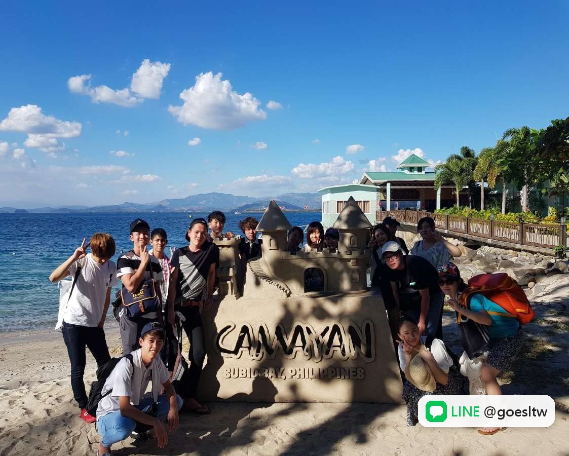 Enderun 海灘戶外活動,在沙雕前合照