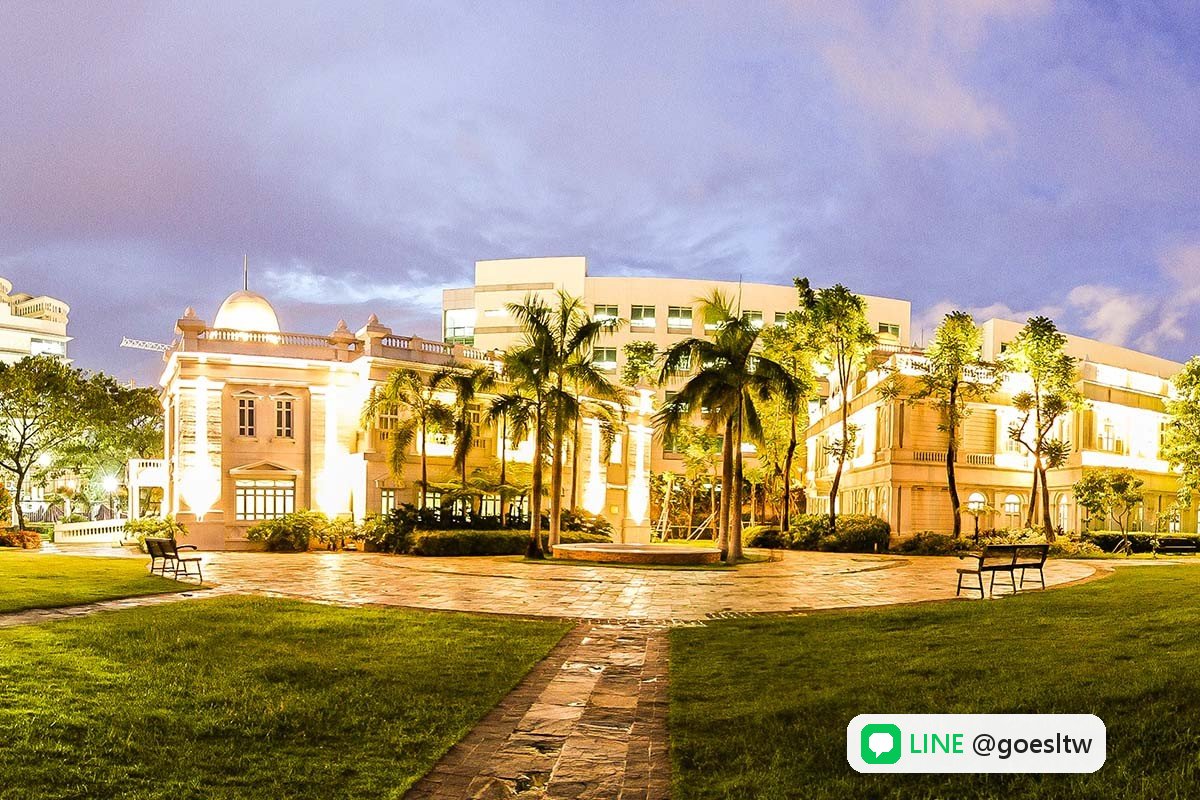 Enderun 傍晚的校園中央草坪