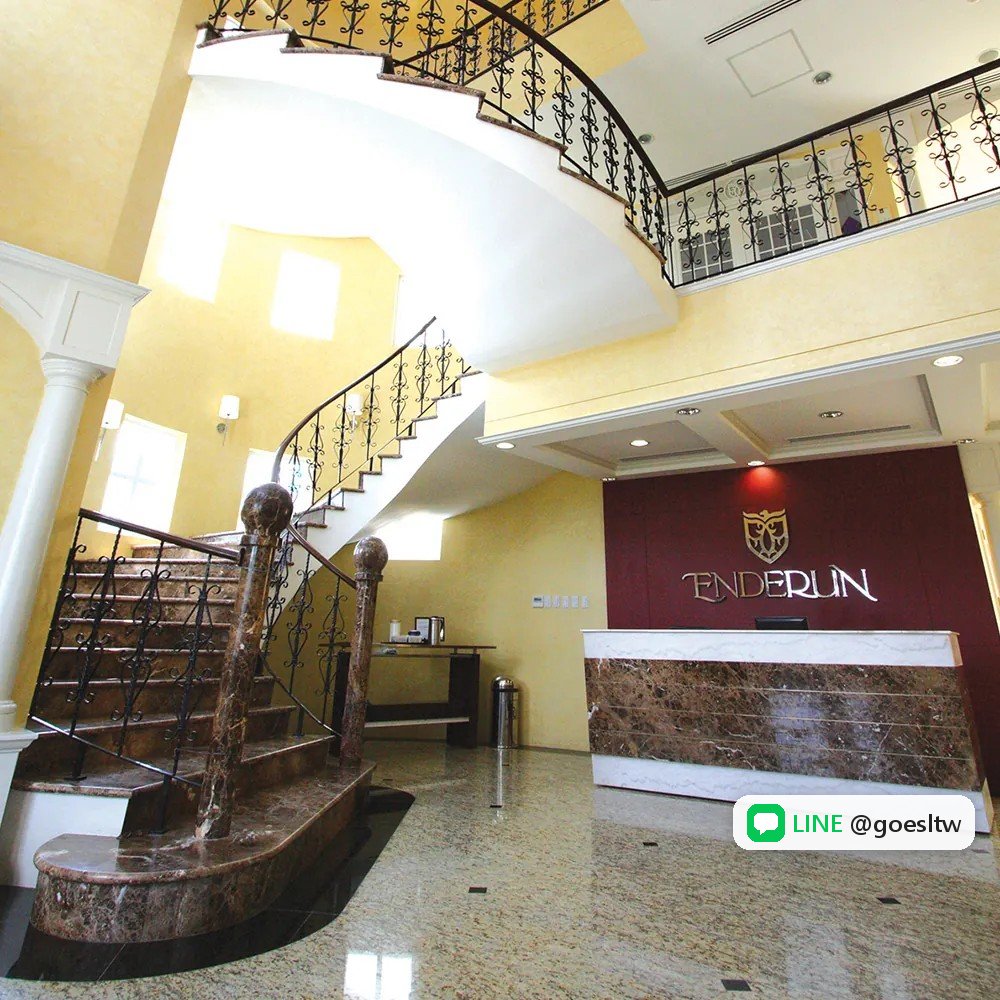 Enderun 校舍大廳的接待櫃台