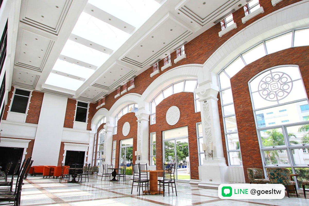 Enderun 挑高中庭與休息座位
