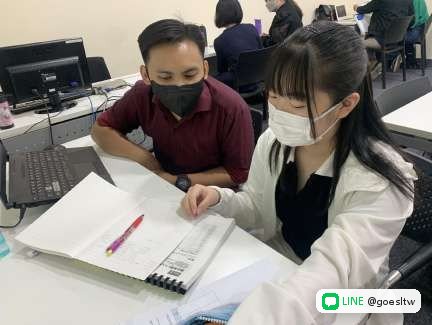 Enderun 一對一課,老師陪學生看講義
