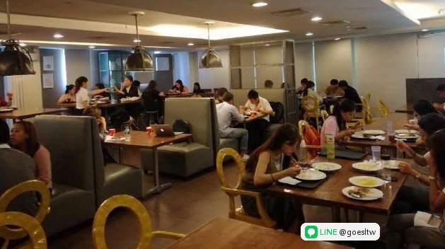 Enderun 校園自助餐廳用餐區