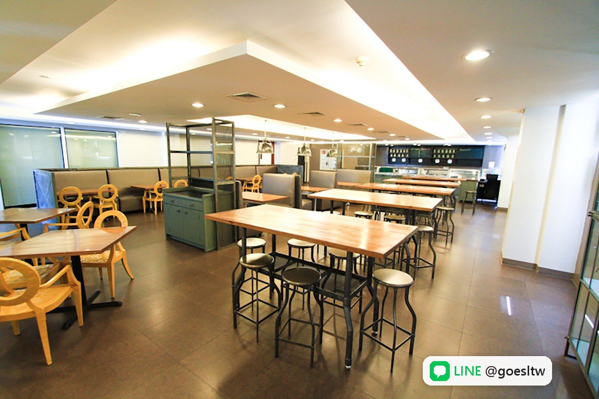 Enderun 校園學生餐廳,木桌與高腳椅