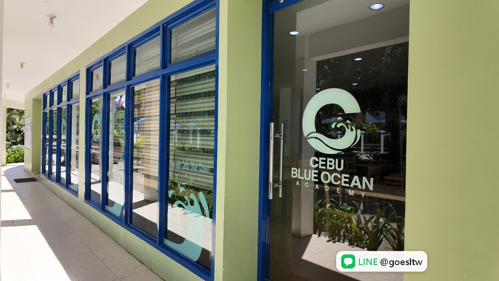 CBOA 校舍入口,玻璃門上有 Cebu Blue Ocean Academy 標誌