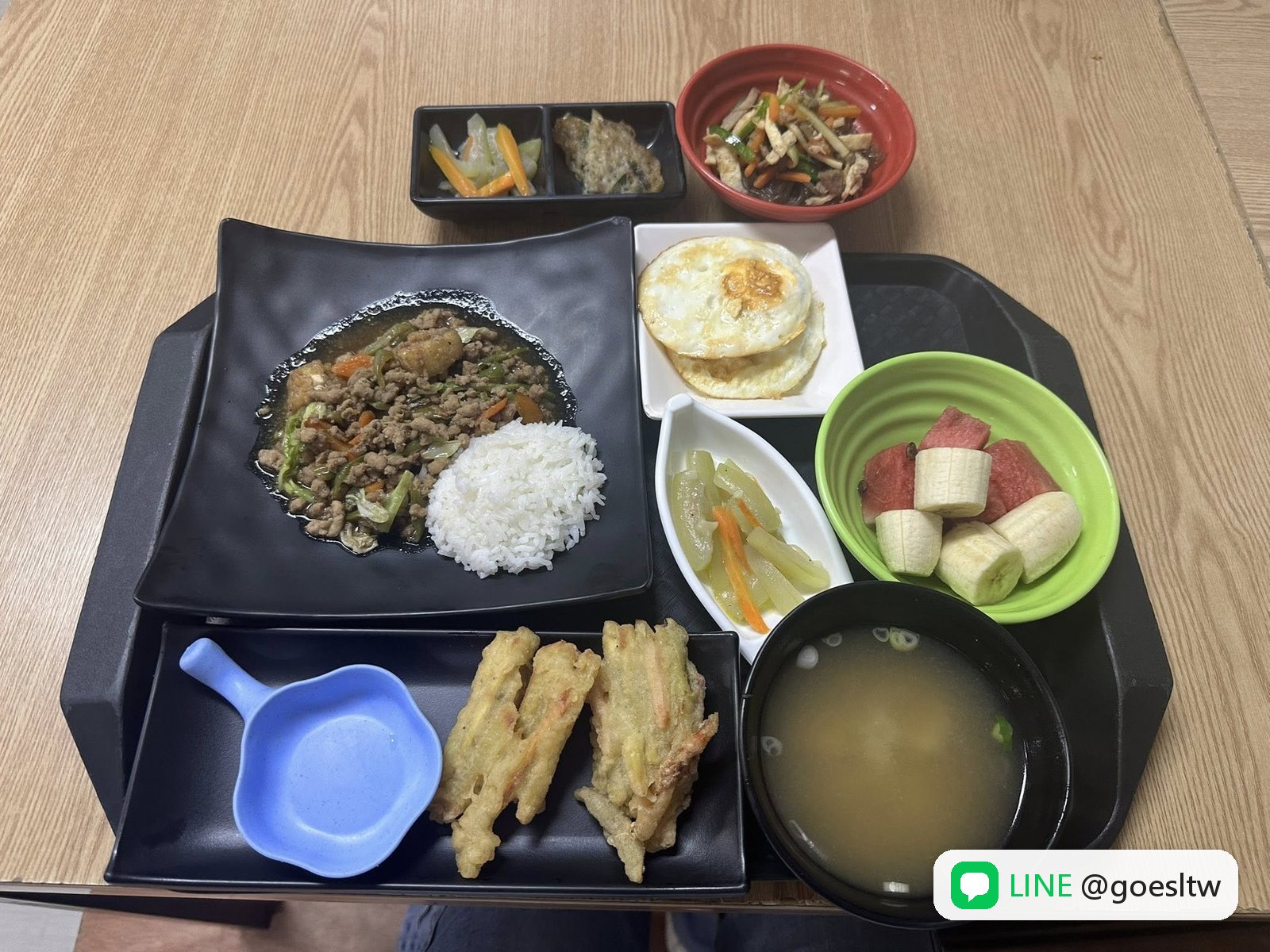 CBOA 學生餐:白飯、配菜、炸物、湯與水果
