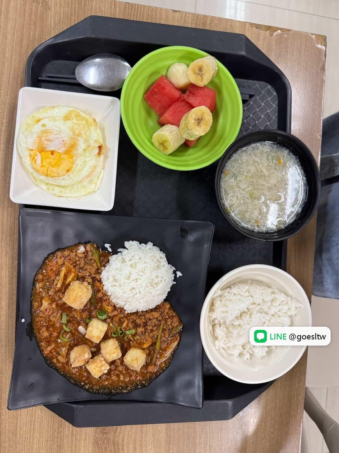 CBOA 學生餐:白飯、荷包蛋、配菜、湯與水果