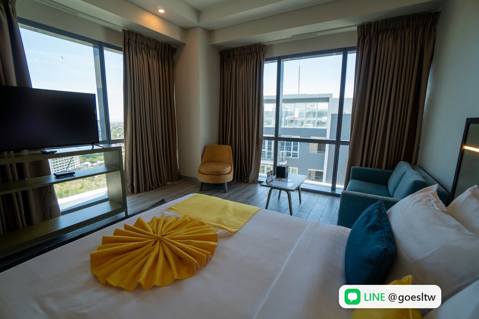 QQEnglish Savoy Hotel Junior Suite 套房的臥室,一張大床