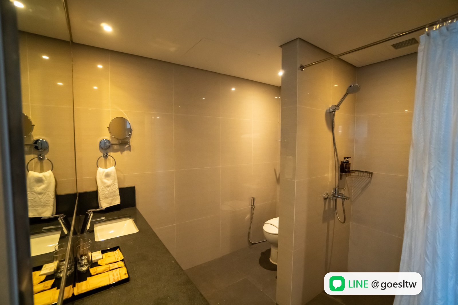 QQEnglish Savoy Hotel Junior Suite 套房的浴室與淋浴間