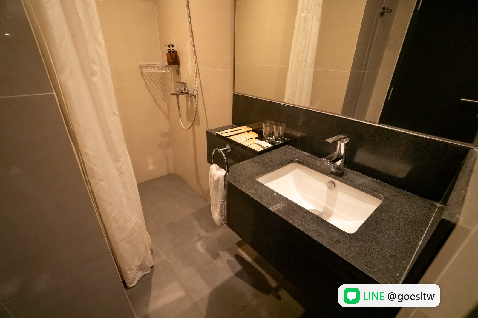 QQEnglish Savoy Hotel 客房浴室洗手台與淋浴區