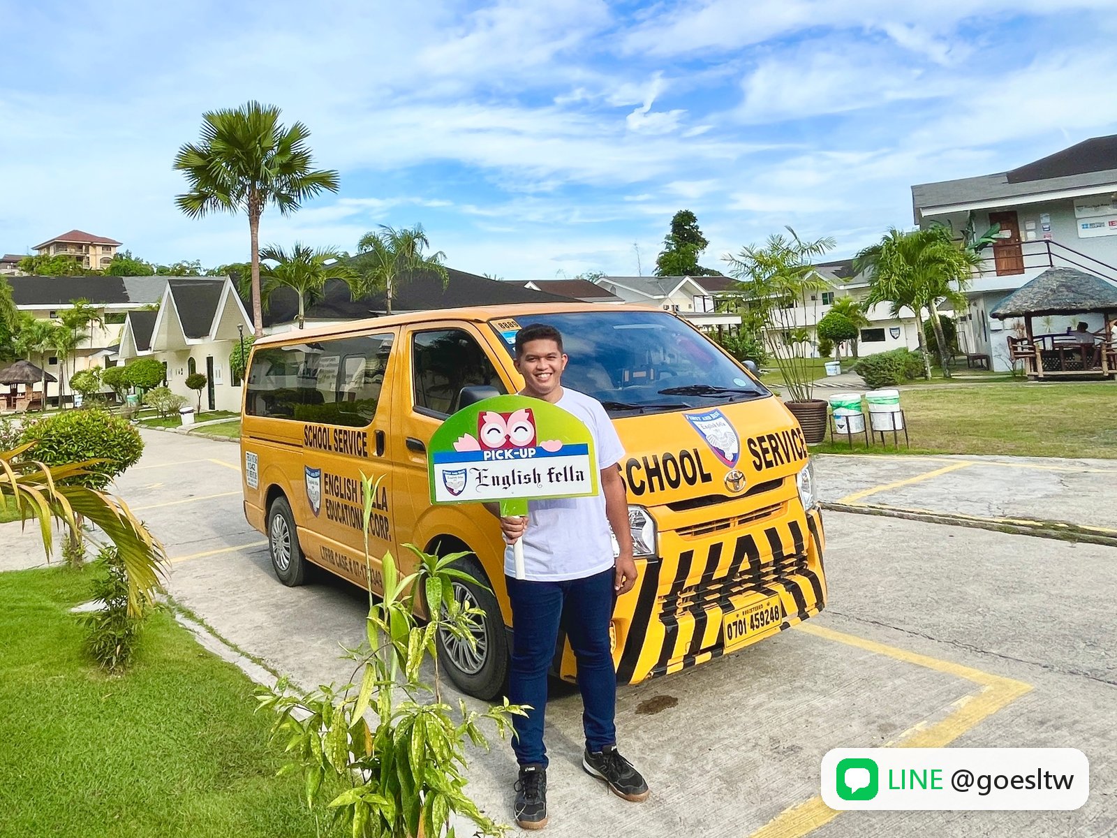 English Fella 接機人員與學校廂型車