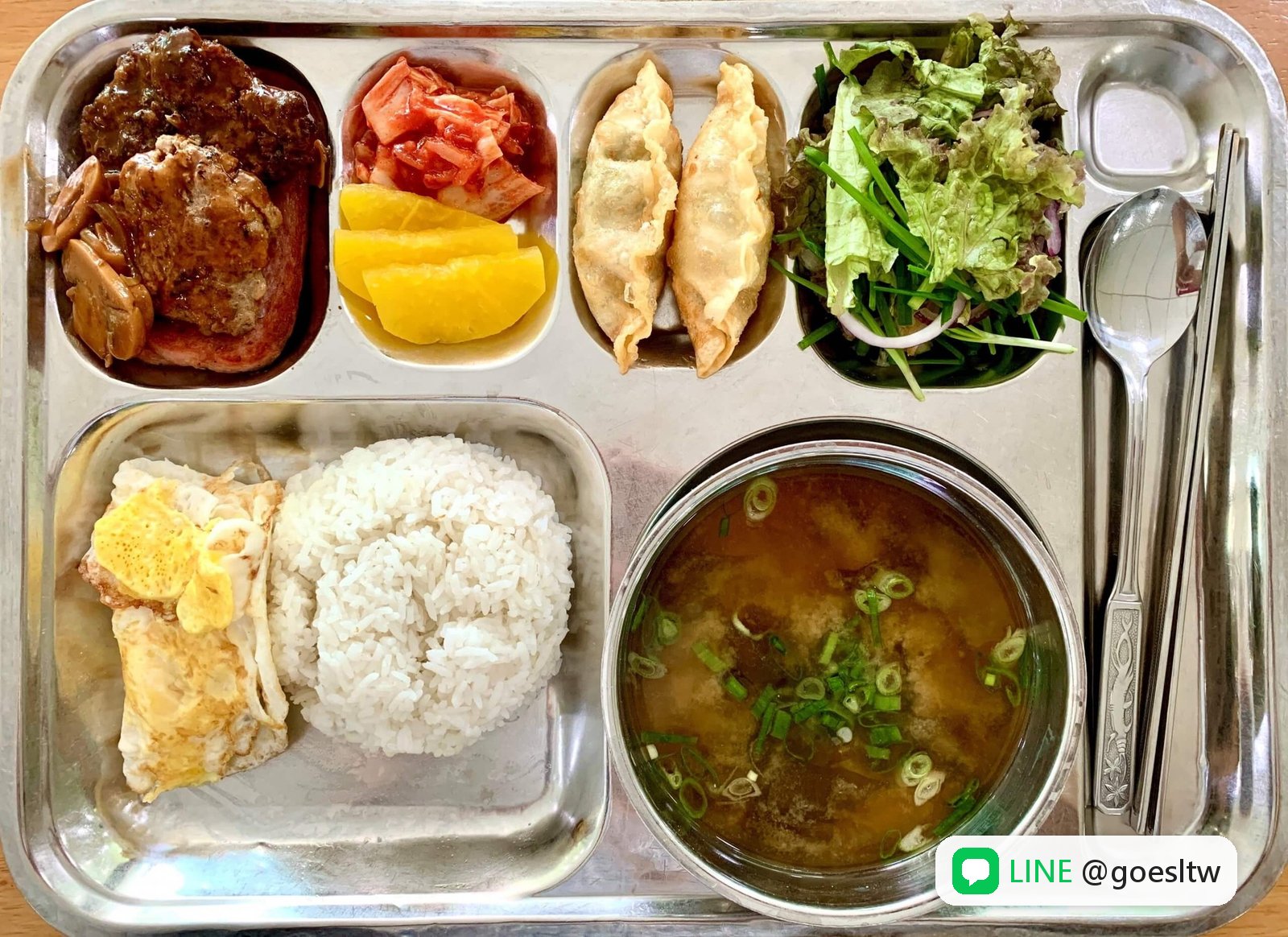 English Fella 自助餐一餐:煎餃、泡菜、煎蛋