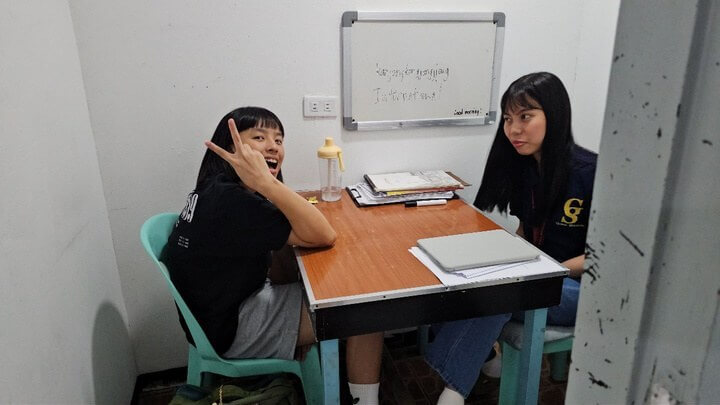 GS 營隊學生和老師在一對一教室上課（往年營隊，取自學校簡章）