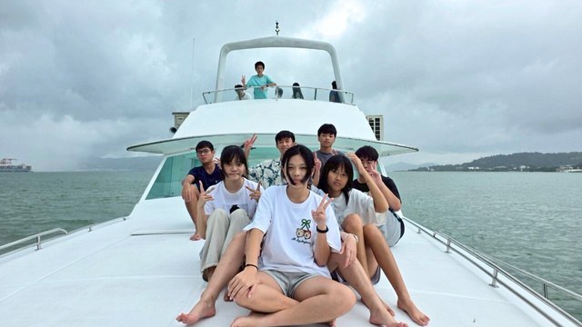 營隊學生在蘇比克灣的遊艇甲板上合照（往年營隊，取自學校簡章）