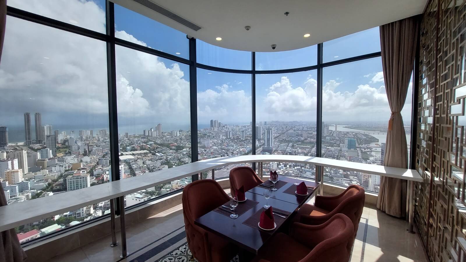 Melia 河畔飯店 37 樓景觀餐廳