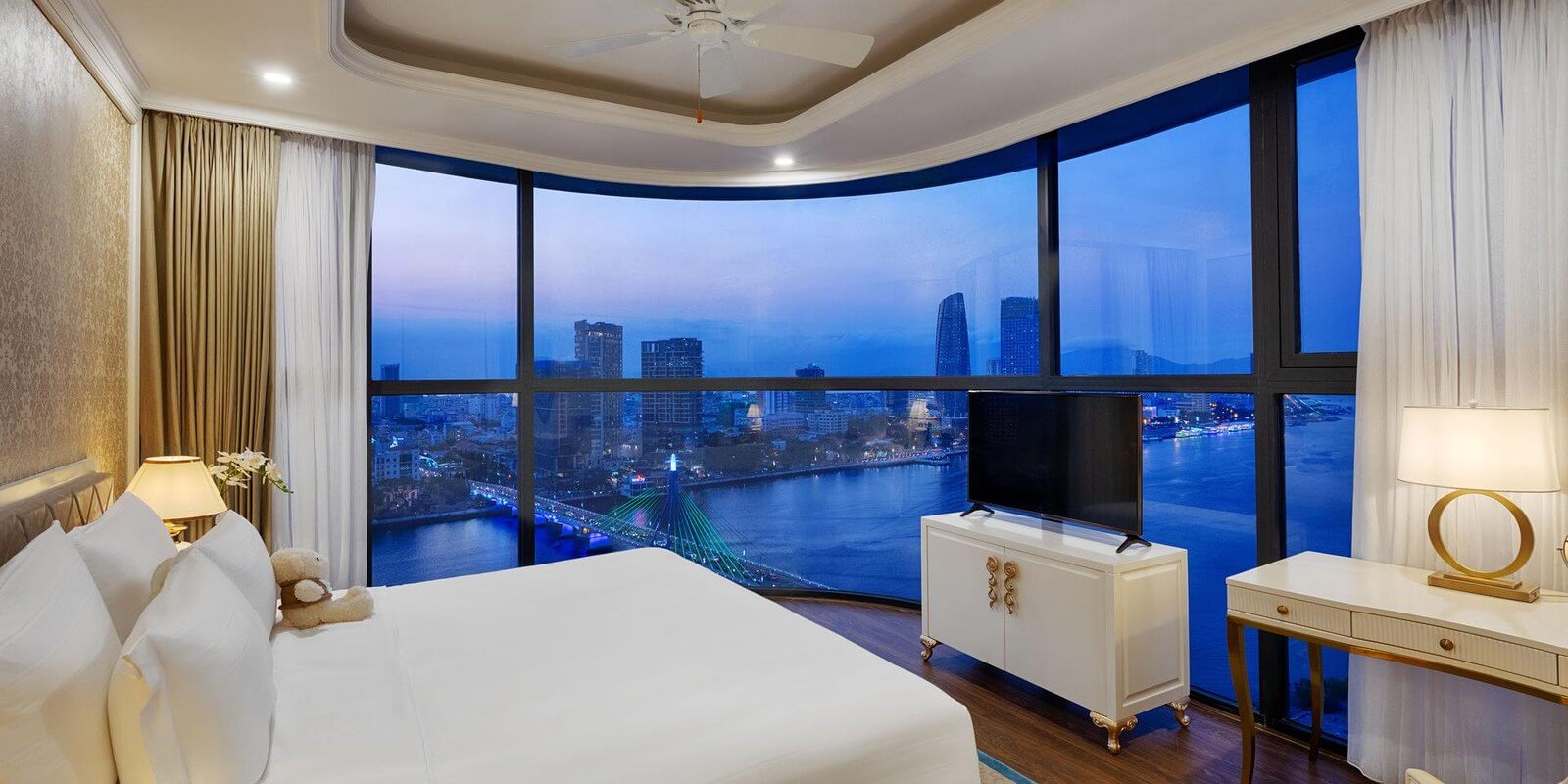 全景河景套房夜景