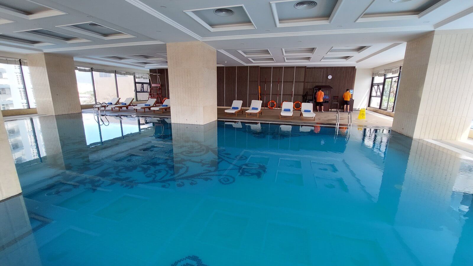 Melia 河畔飯店室內泳池