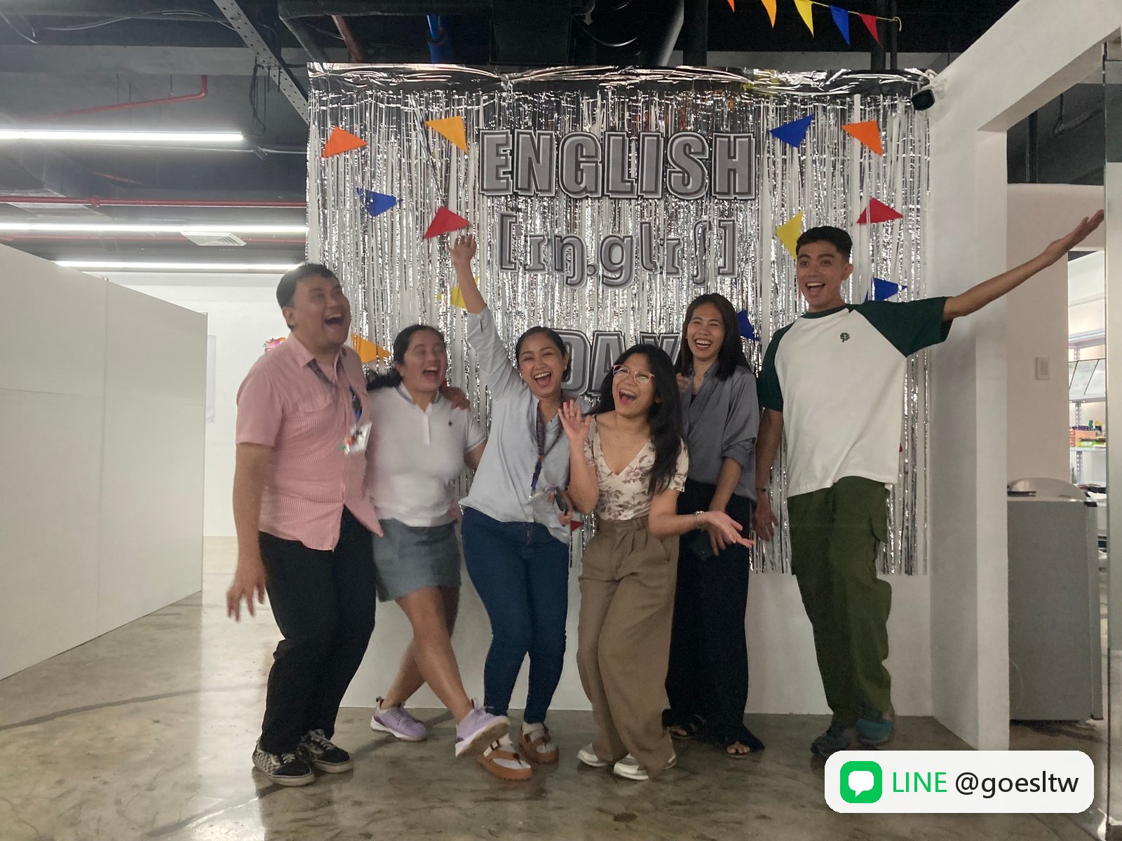 DH 英語日活動,師生在 ENGLISH DAY 背板前合影