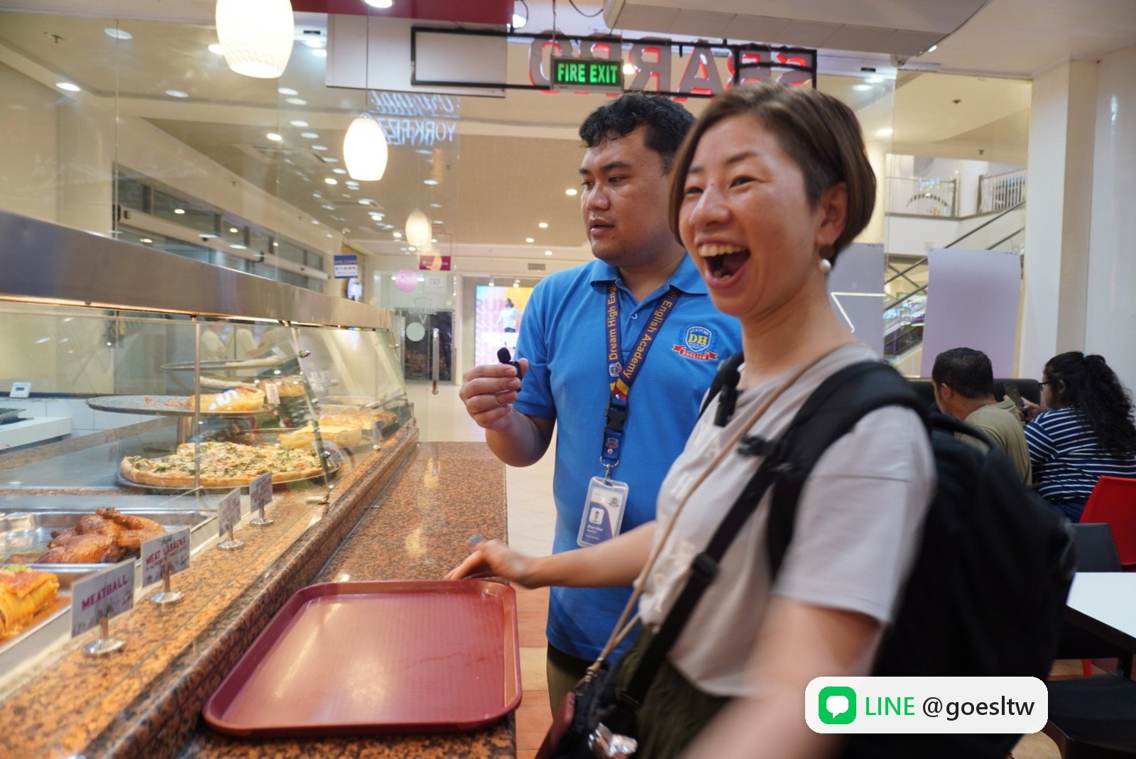 DH 生存英語實境課,老師陪學生在餐廳點餐