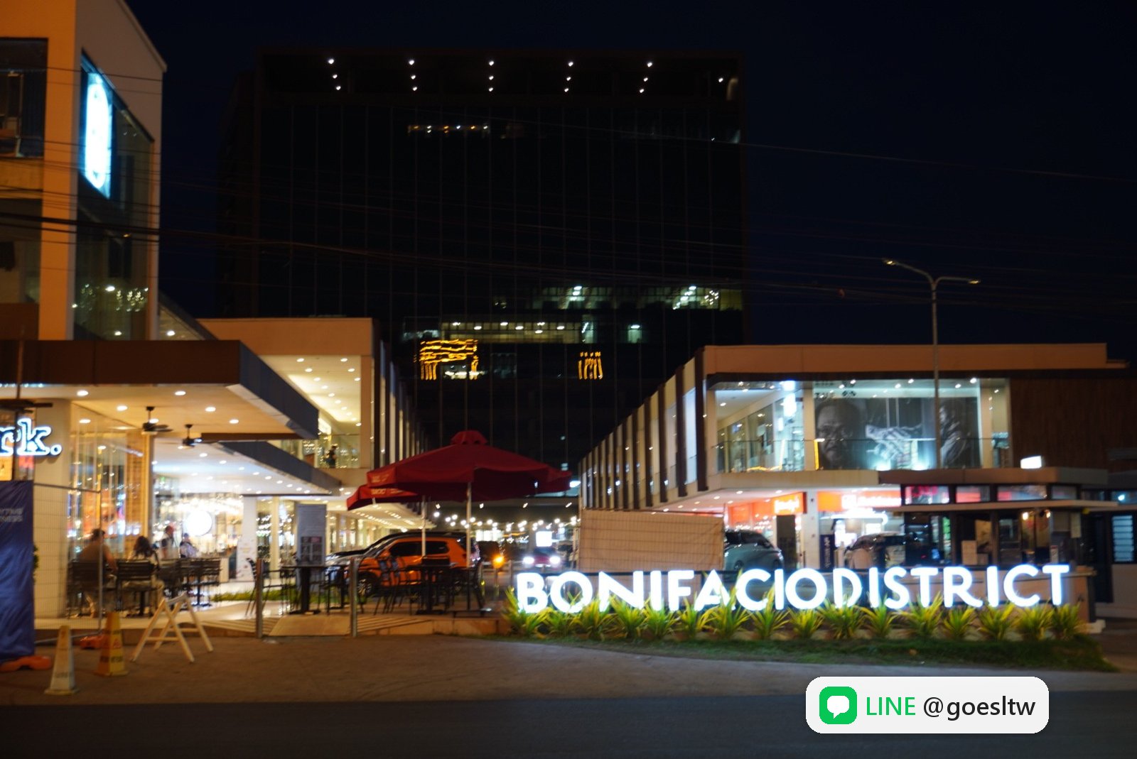 DH 學校附近的 Bonifacio District 夜景