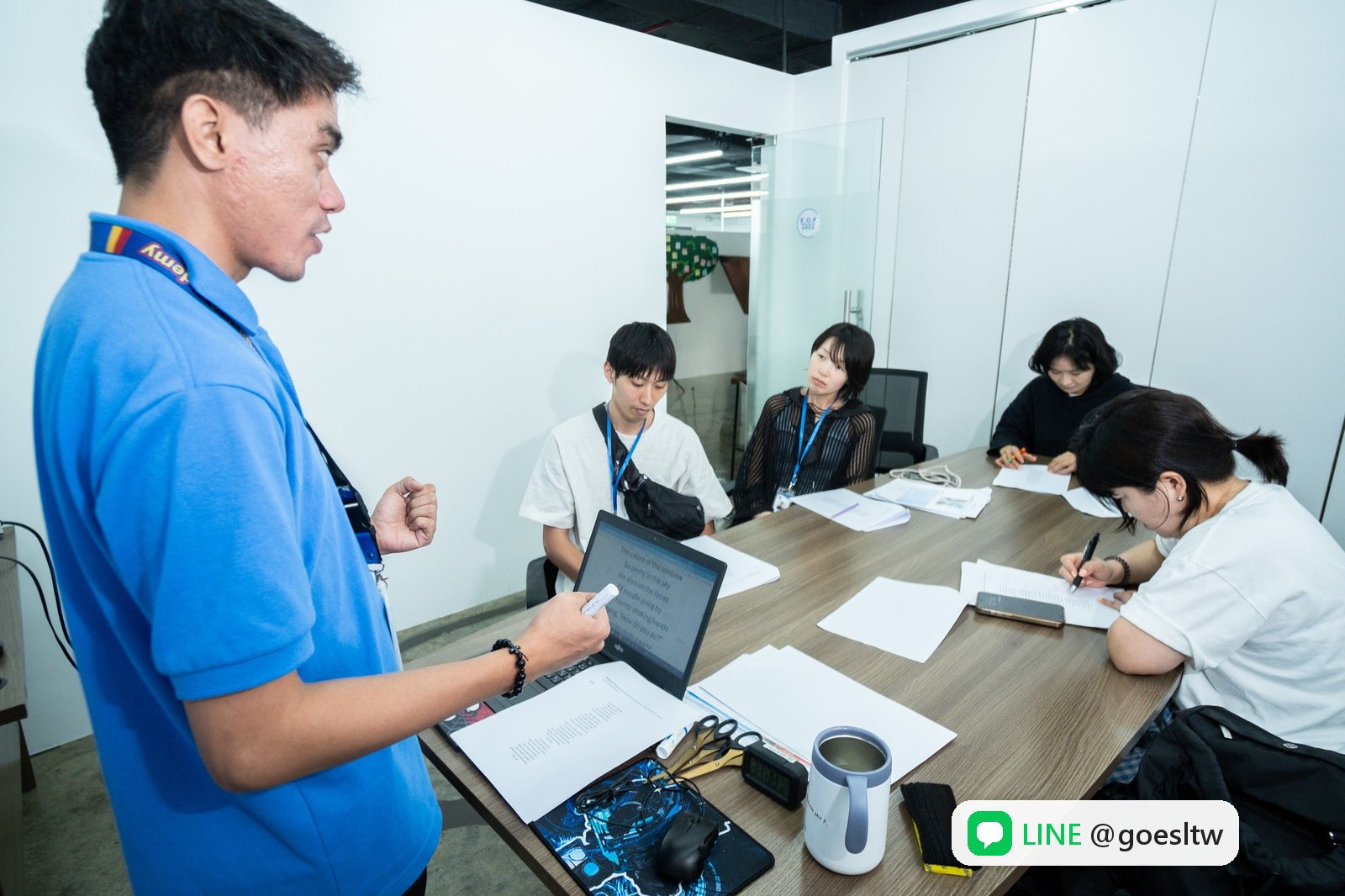 DH Allan 老師帶學生討論的團體課