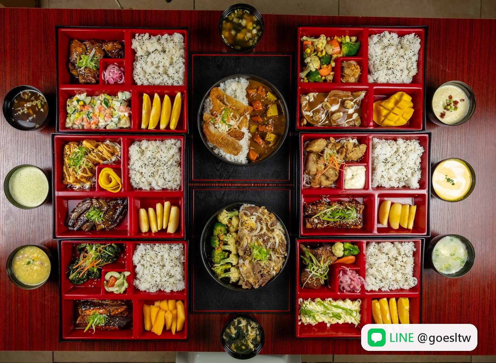 DH 學校餐點俯拍,多款便當與蓋飯