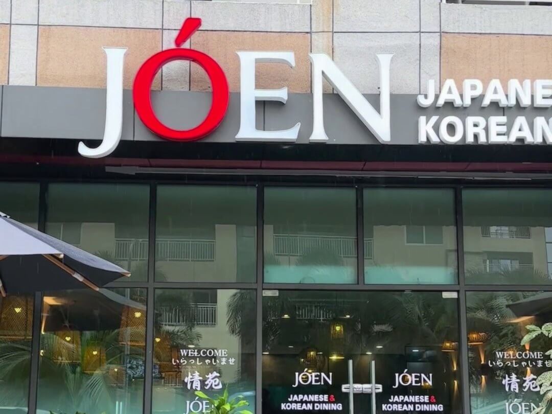 克拉克 TALK 新校區附近的街邊餐廳,招牌寫著 JÓEN,玻璃門上貼著 JAPANESE & KOREAN DINING 和歡迎字樣