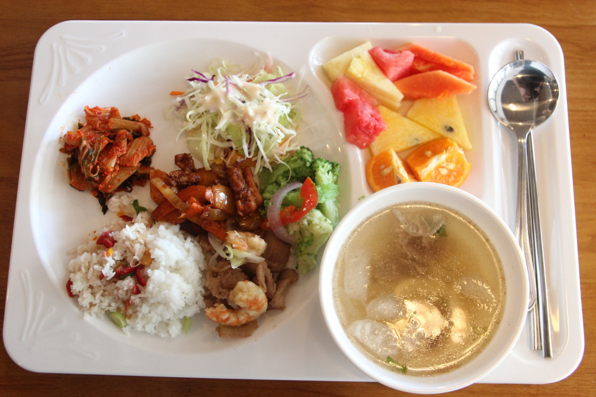 宿霧 CIA 語言學校的學餐餐盤,有白飯、泡菜、炒肉和蝦、花椰菜、高麗菜沙拉、水果和一碗湯